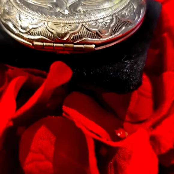 Elegant Silver Locket Pendant - Picture 5 of 7